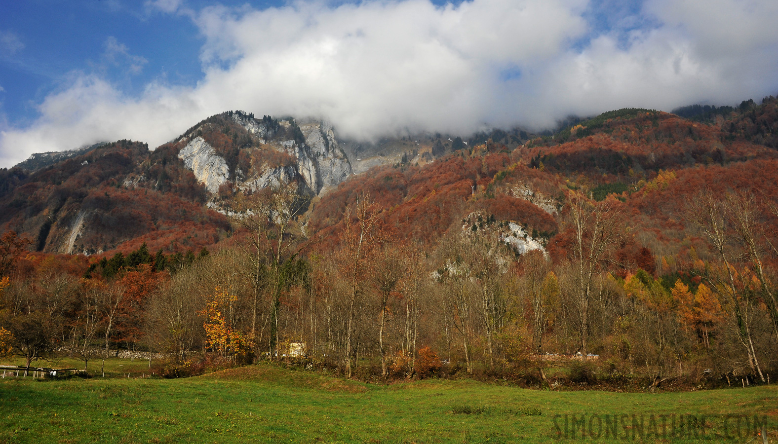 In the background the goal, around 1200 vertical meters to go [28 mm, 1/250 sec at f / 22, ISO 800]